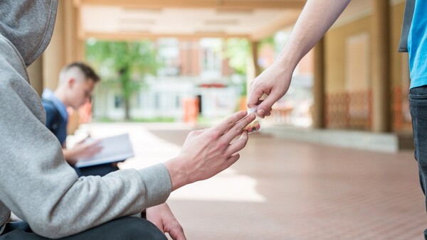 Hallan droga en colegio, que una alumna iba a vender
