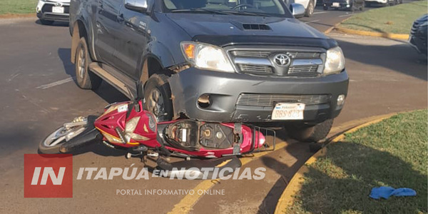 JOVEN RESULTÓ LESIONADA TRAS COLISIONAR CON UNA CAMIONETA EN ENCARNACIÓN - Itapúa Noticias