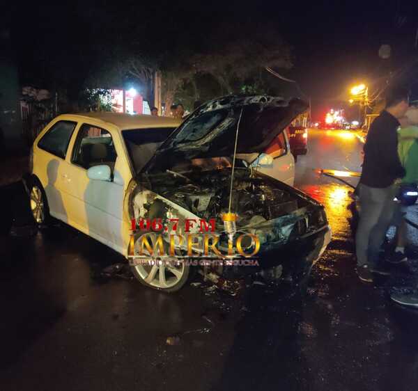 Automóvil ardió parcialmente en llamas en pleno movimiento