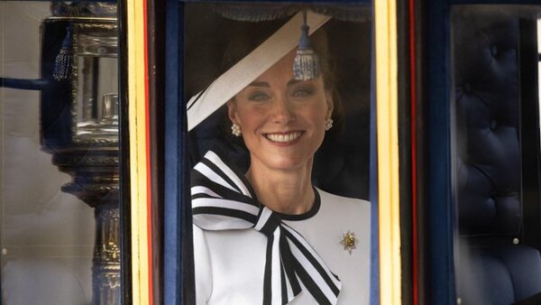 La princesa Kate Middleton reaparece en público a bordo de una carroza con sus hijos