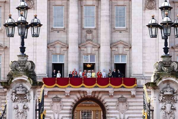 Kate saludó junto a la familia real desde el balcón de Buckingham - Mundo - ABC Color