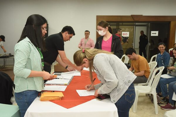 EBY ENTREGÓ BECAS DEL GOBIERNO EN CAAZAPÁ E ITAPÚA - Itapúa Noticias
