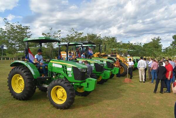Presentan los 16 nuevos equipos viales y agrícolas en Guairá - Nacionales - ABC Color