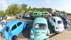 Autos clásicos deslumbran en la Costanera de Asunción