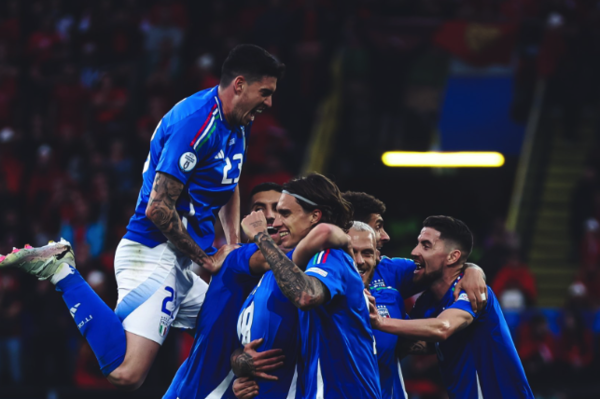 Versus / Italia sobrevive a la marea de Albania