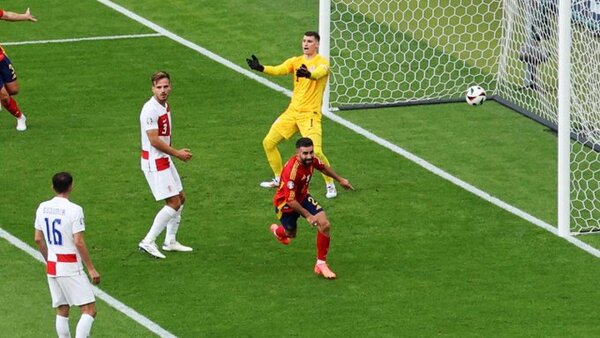 España golea a Croacia en su debut