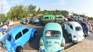 Autos clásicos deslumbran en la Costanera de Asunción