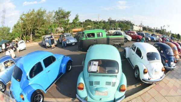 Autos clásicos deslumbran en la Costanera de Asunción