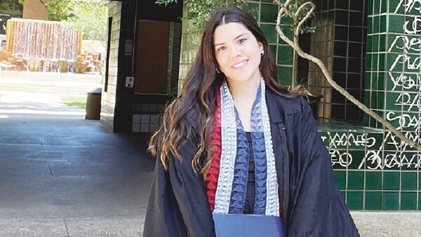 Joven se gradúa de arquitecta con distinción en universidad de EEUU