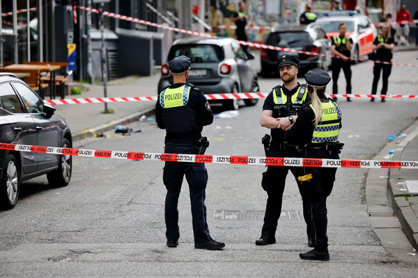 La Policía disparó a un hombre que amenazó con un hacha a aficionados en Hamburgo - Megacadena - Diario Digital