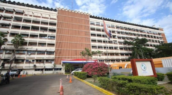 Asegurados del IPS denuncian que son dializados entre cucarachas y moscas
