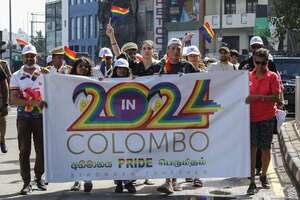Decenas marchan en Colombo por el Mes del Orgullo bajo la sombra de la penalización - Mundo - ABC Color