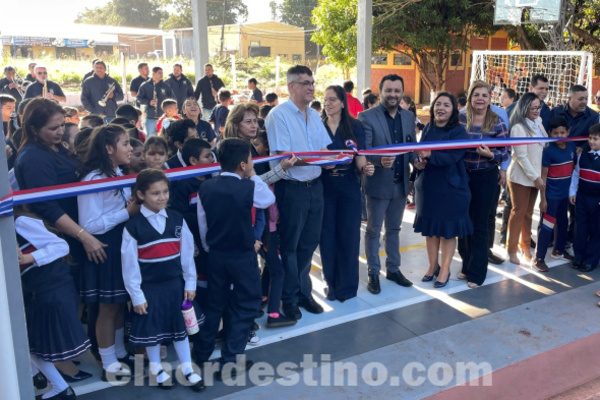 Disponiendo recursos propios de la Municipalidad, intendente Acevedo entrega tinglado y pista polideportiva en escuela distrital - El Nordestino