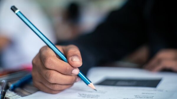 Arrestan a un joven que usó un 'kit espía' casero para pasar un examen de acceso a la universidad