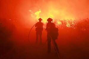 Evacúan a unas 1.200 personas por un incendio forestal a las afueras de Los Ángeles - Mundo - ABC Color
