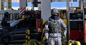 La Nación / Bolivia combate el contrabando con despliegue militar en gasolineras
