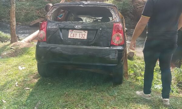 Conductora pierde el control y cae de puente