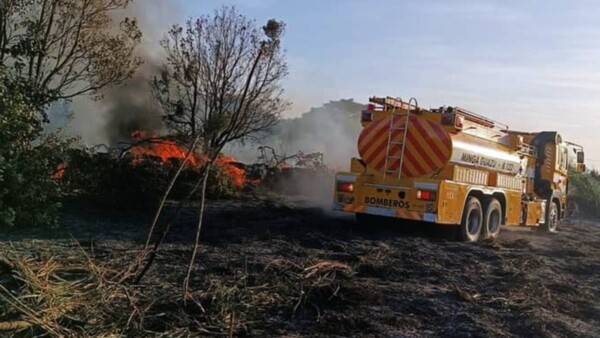 Viento fuerte y negligencia provocan cadena de incendios en Minga Guazú