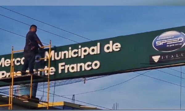 Empresa privada renueva cartel de mercado municipal en Franco