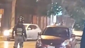 Video: Hombre alcoholizado agrede a policías, tras salir de una discoteca en Asunción