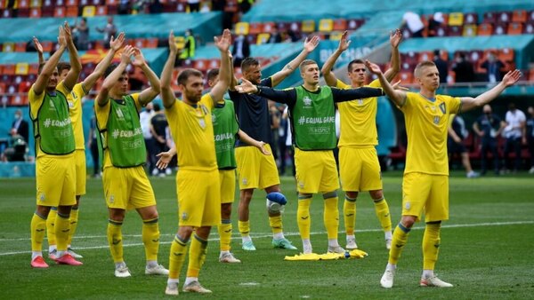 Versus / Ucrania hace su debut en la Eurocopa con la guerra como tema central