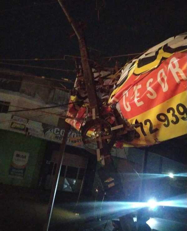 Conductor alcoholizado chocó por una columna de la ANDE en el barrio San Antonio - Radio Imperio 106.7 FM