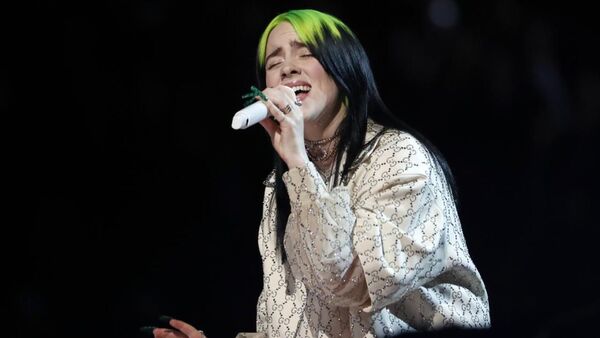 Billie Eilish, la más joven en superar los 100 millones de oyentes mensuales en Spotiy