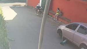 Motochorro asaltó a una mamá que estaba con su hijita