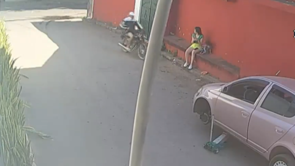Motochorro asaltó a una mamá que estaba con su hijita
