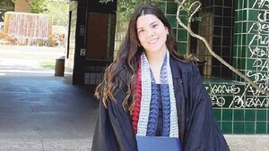 Joven se gradúa de arquitecta con distinción en universidad de EEUU