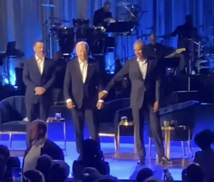 Obama guía a Biden aparentemente desorientado fuera del escenario