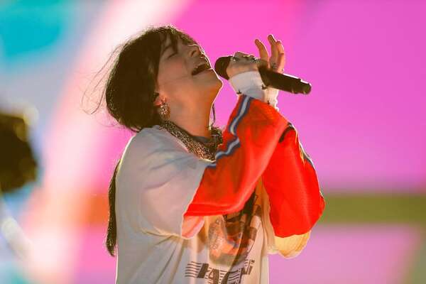 Billie Eilish, la artista más jóven en superar 100 millones de oyentes mensuales en Spotify - Mundo - ABC Color