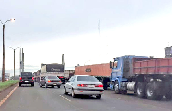 Estiman que en 8 a 15 días se normalizará paso de camiones en la frontera - La Clave