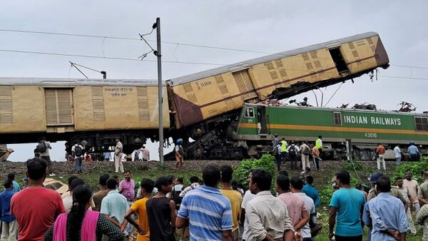 Choque de trenes en la India causa 15 muertos y decenas de heridos