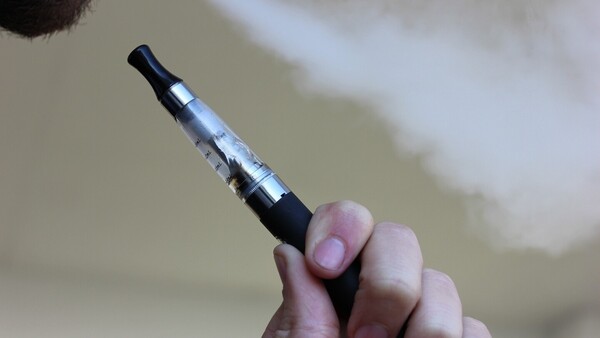 Con proyecto de ley buscan frenar uso de vapeadores en jóvenes y se trataría en una semana