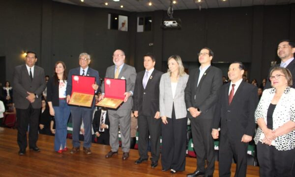 CSU-UNE otorga reconocimiento a Itaipú por los 50 años de vida institucional