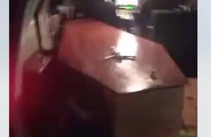 [VIDEO] Bolonqui por un “finado abandonado” en un coche fúnebre: habló el propietario y dio su versión