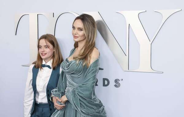 ¡Mirá a Angelina Jolie y su hija Vivienne en los Premios Tony con looks combinados! - Gente - ABC Color