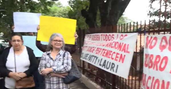 La Nación / Padres exigen la restitución de 4 docentes del colegio Ysaty
