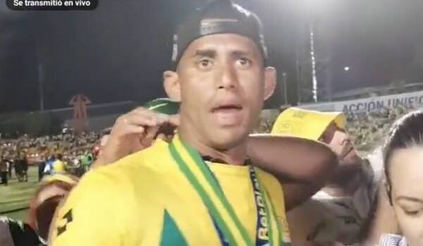 [VIDEO] ¡Vyrorei Copperfield! Así de rápido hicieron desaparecer medalla del cuello de un pelotero