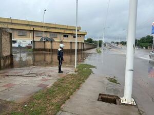Reportan inundaciones en cabecera del puente Héroes del Chaco y alrededores  - Nacionales - ABC Color