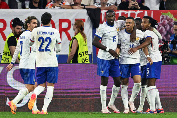 Versus / Con lo justo, Francia derrota a Austria y arranca la Eurocopa con el pie derecho