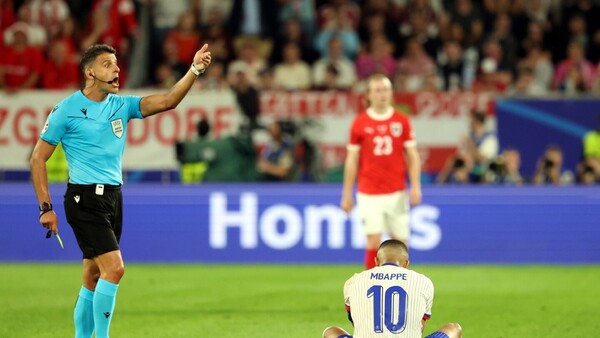 Francia vence a Austria pero Mbappé queda fuera de acción