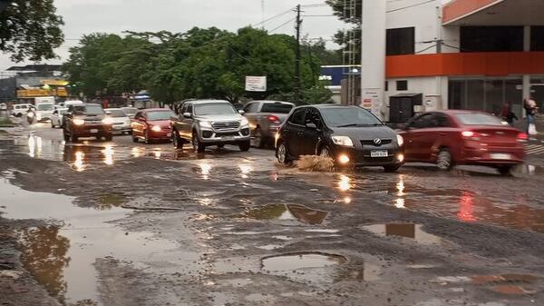 Conductores circula la ruta D027 entre charcos y baches - Nacionales - ABC Color