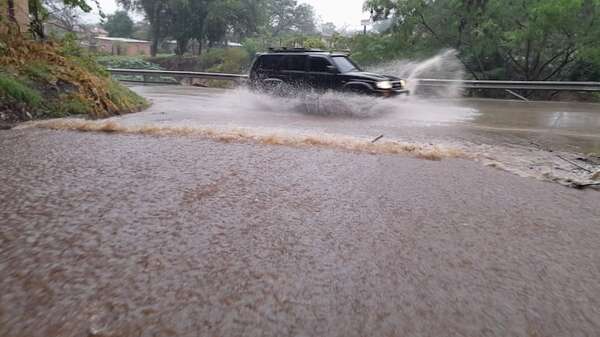 Lluvias dejan calles inundadas en Ñemby y San Antonio - Nacionales - ABC Color