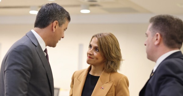 Lea se toma licencia mientras reflotan las versiones de su ida a EE.UU