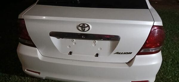 Roban chapas a vehículo de funcionaria en el Hospital Nacional - Policiales - ABC Color