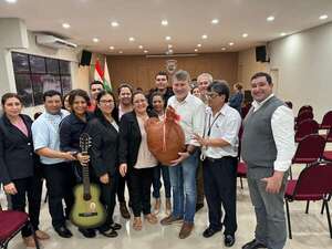 Denuncian que gobernador de Cordillera sacó a funcionarios en horario laboral para festejar su cumpleaños - Política - ABC Color