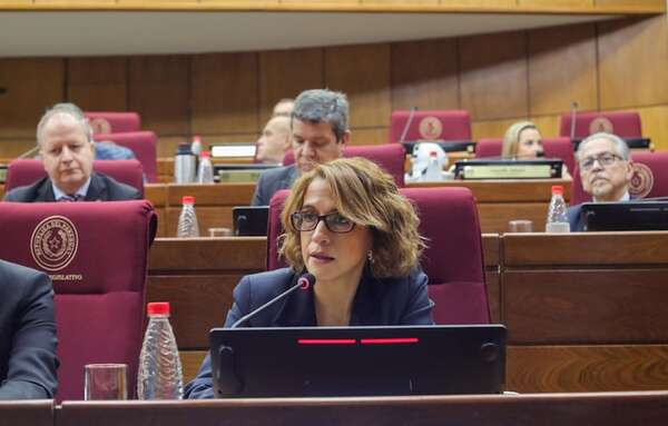 Lea Giménez pide permiso, en medio de rumores de su ida a EE.UU. - Política - ABC Color