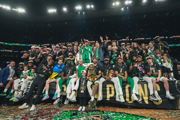 Versus / Los Celtics rematan a los Mavs de Doncic y regresan al trono de la NBA